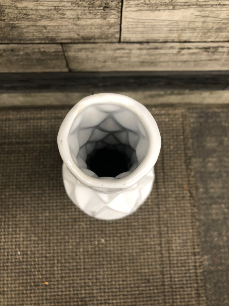 TALL ABSTRACT CERAMIC VASE.