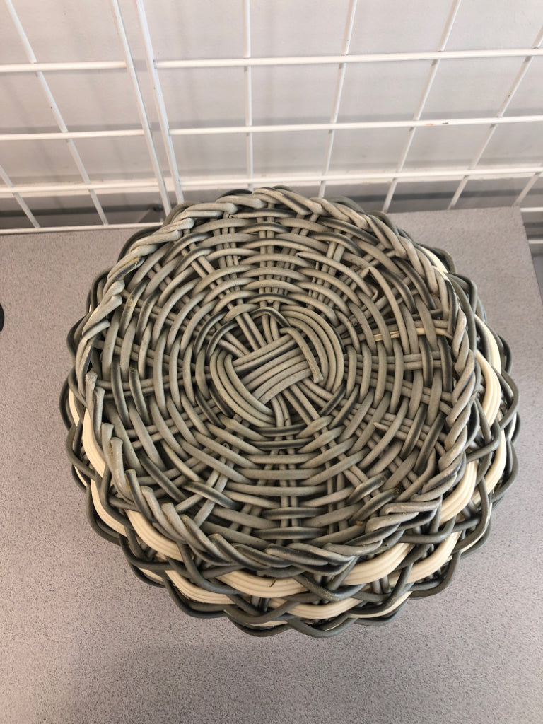 GREY/CREAM WOVEN ROUND BASKET.