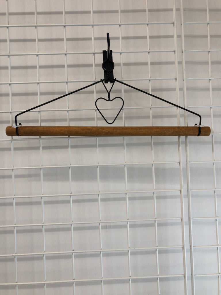 METAL HEART WOODEN QUILT HOLDER.