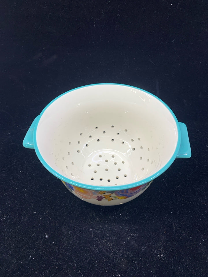 CERAMIC STRAINER W/FLOWERS.