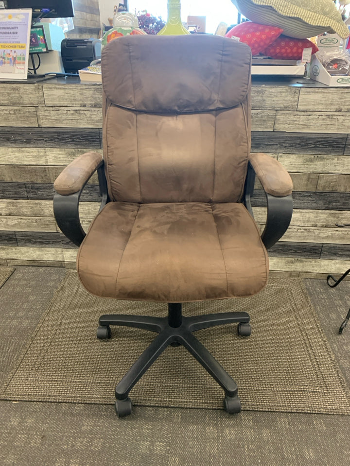 BROWN SPINNING ADJUSTABLE SEAT OFFICE CHAIR.