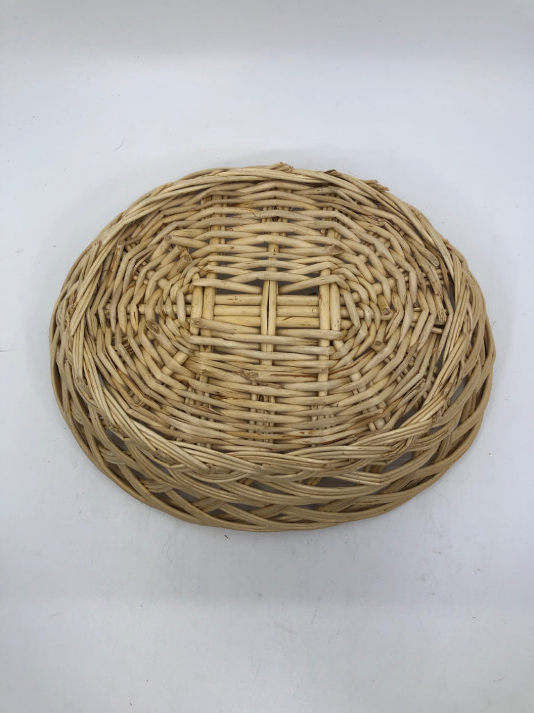 OVAL WOVEN BLONDE BASKET.