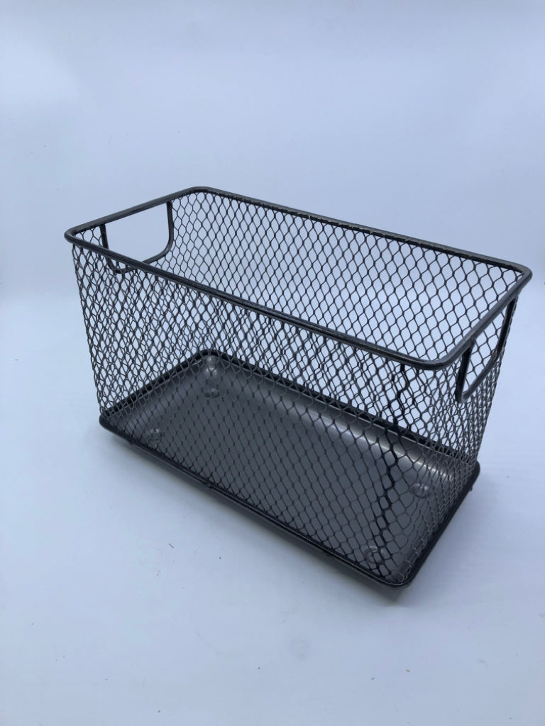 GREY MESH BASKET W HANDLES.