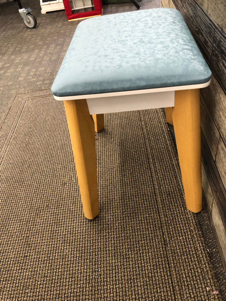 BLONDE LEG STOOLS W BLUE CUSHION.