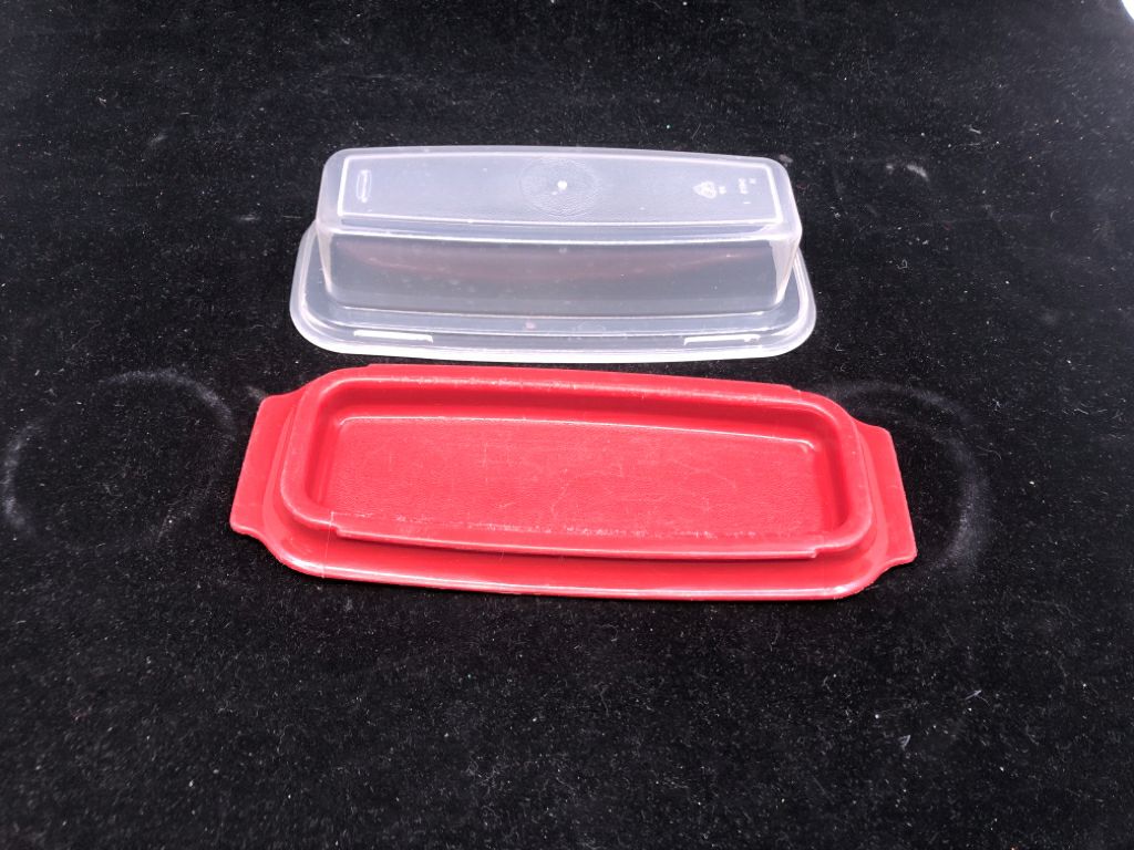 RED RUBBERMAID BUTTER DISH.