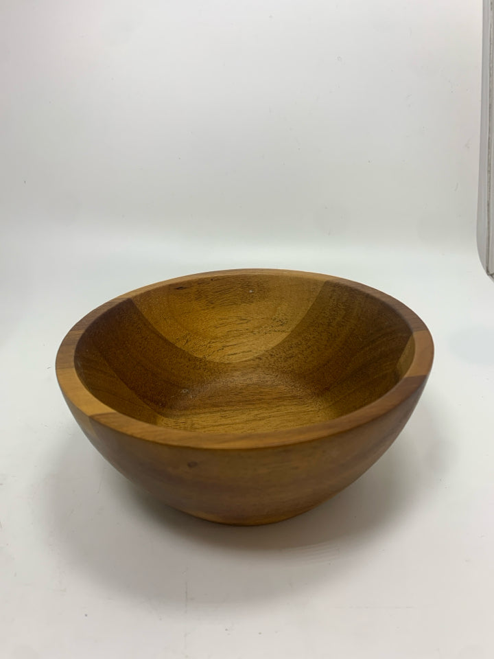 2 TIER METAL SERVING STAND W/BAMBOO PLATE AND BOWL.