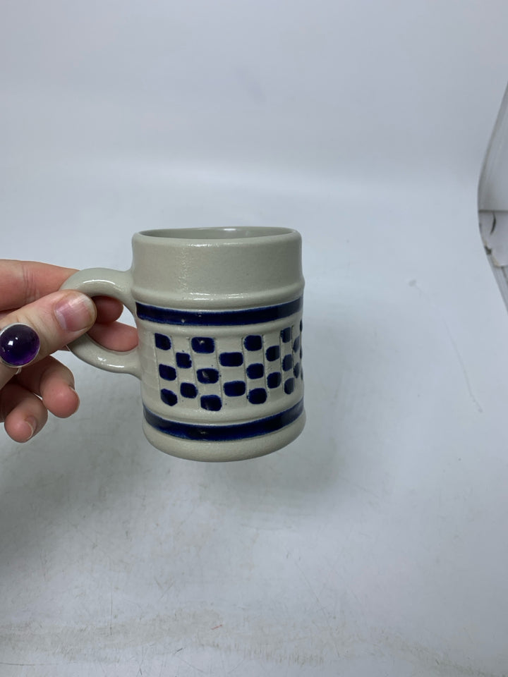 SMALL BLUE/WHITE SQUARE DESIGN MUG.