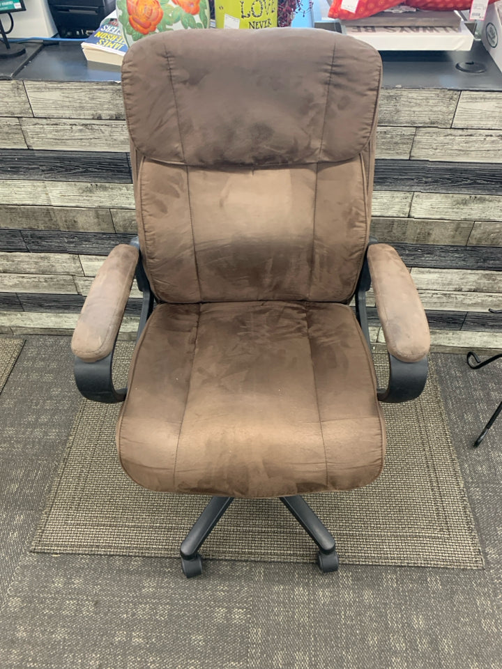 BROWN SPINNING ADJUSTABLE SEAT OFFICE CHAIR.