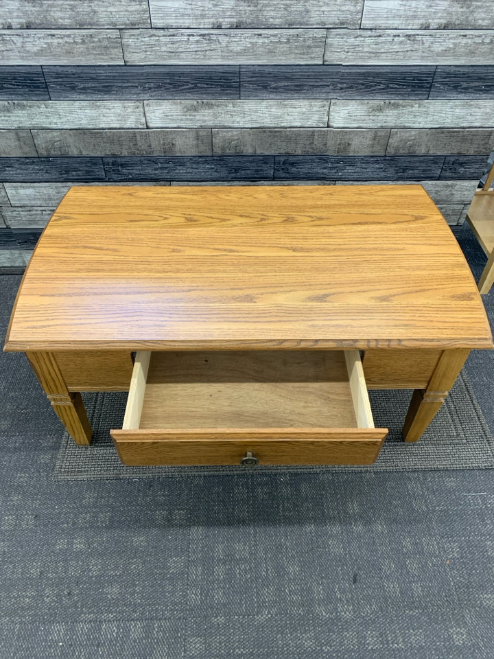 WOOD COFFEE TABLE W/DRAWER.
