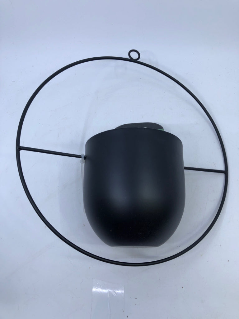 ROUND METAL PLANTER WALL HANGING W/HOOKS.