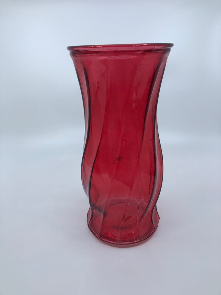 RED CLEAR RIBBED GLASS VASE.