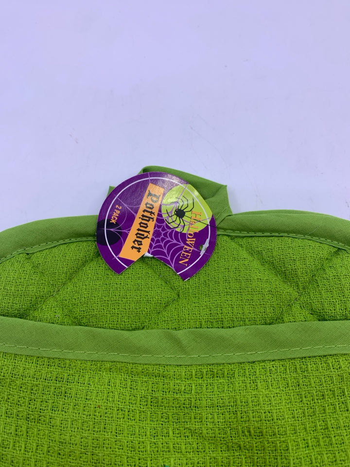 NWT GREEN ORANGE PUMPKIN POT HOLDERS.