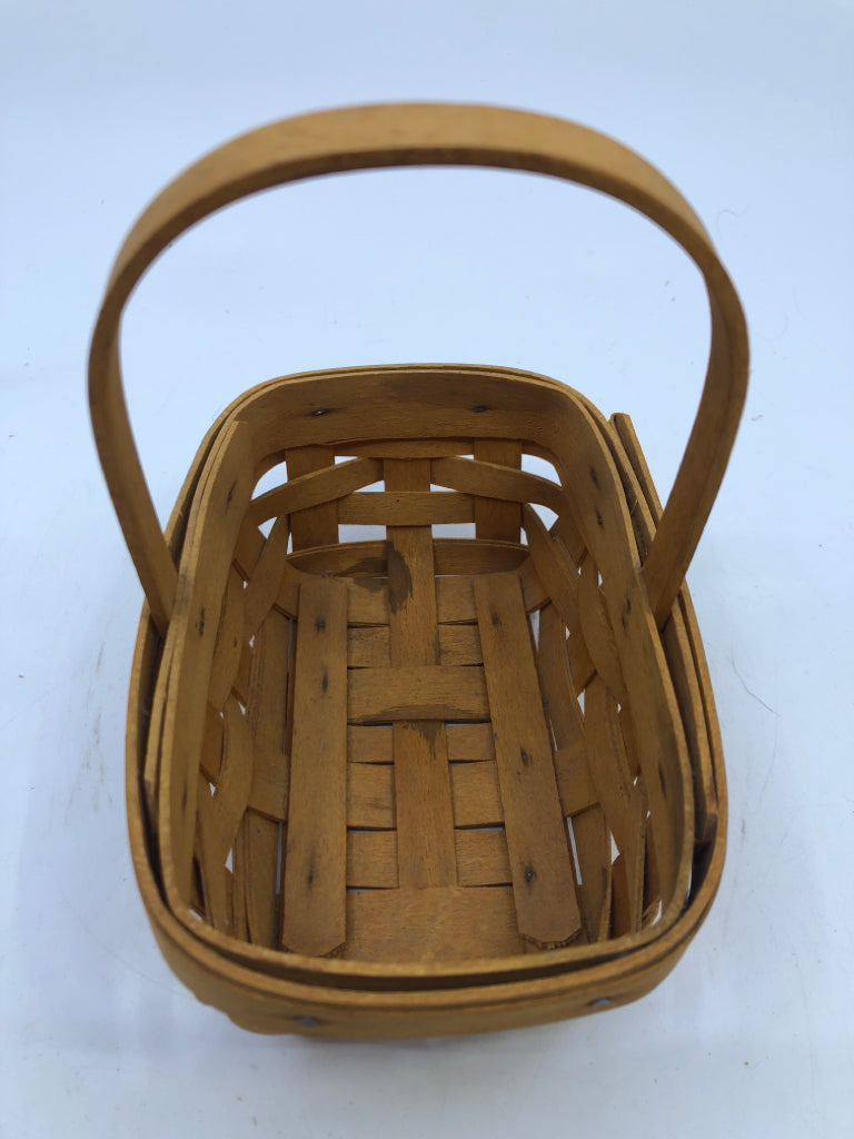 2001 SMALL ROUNDED RECTANGLE BASKET WITH HANDLE.