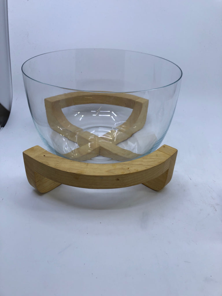 CLEAR GLASS BOWL ON WOOD STAND.