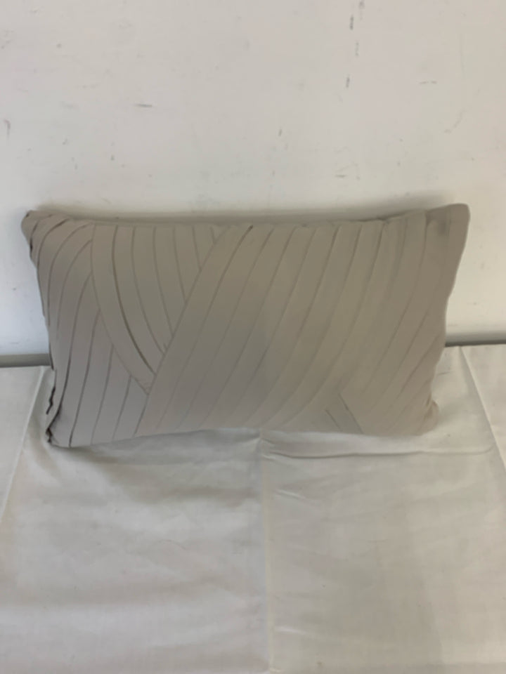 SMALL RIBBED RECTANGLE PILLOW.