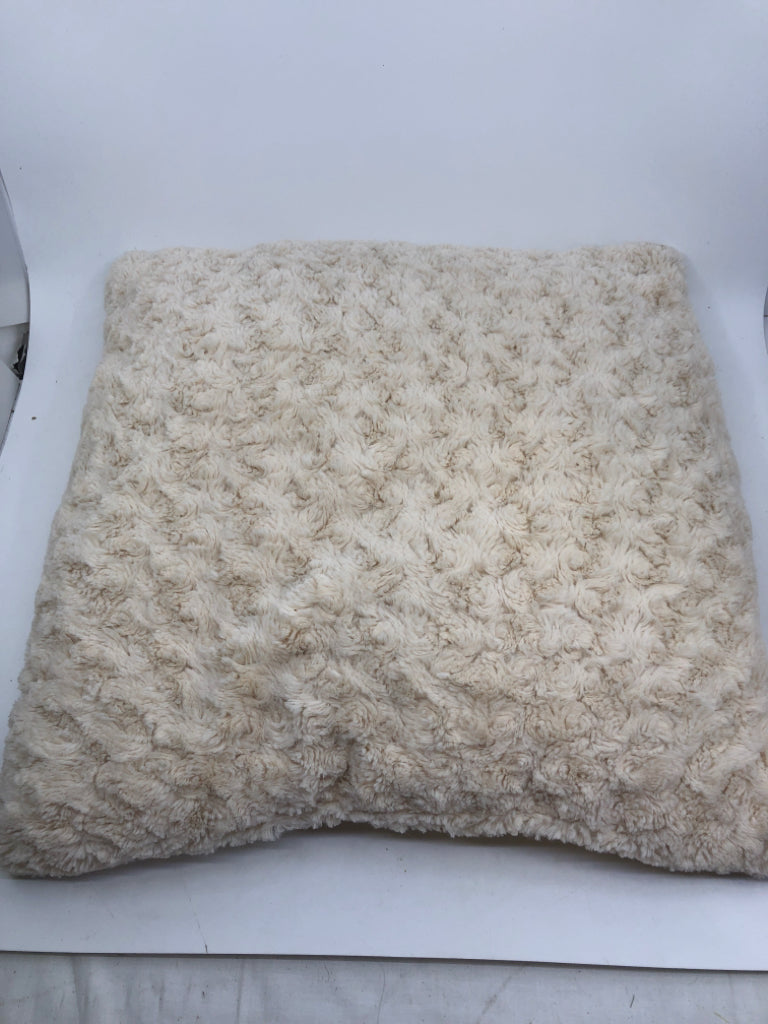 CREAM FURRY PILLOW.