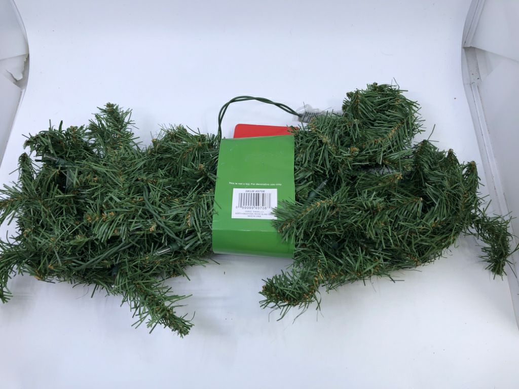 NIP LIGHT 9FT GARLAND.