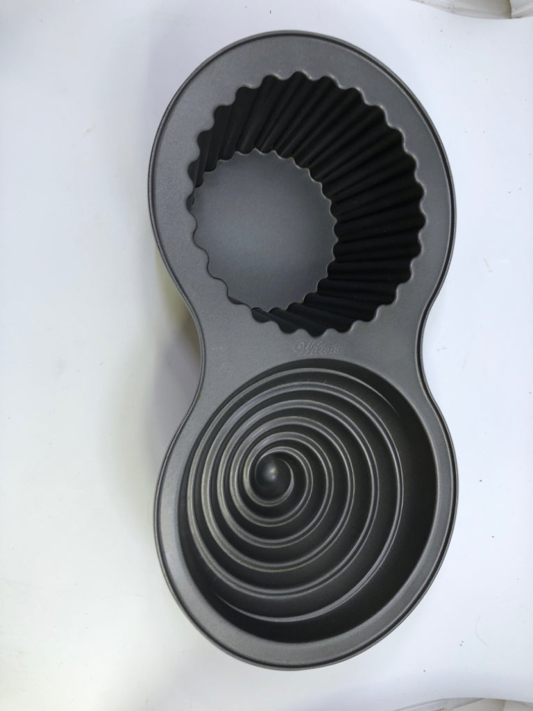 NIB GIANT CUPCAKE PAN WILTON.