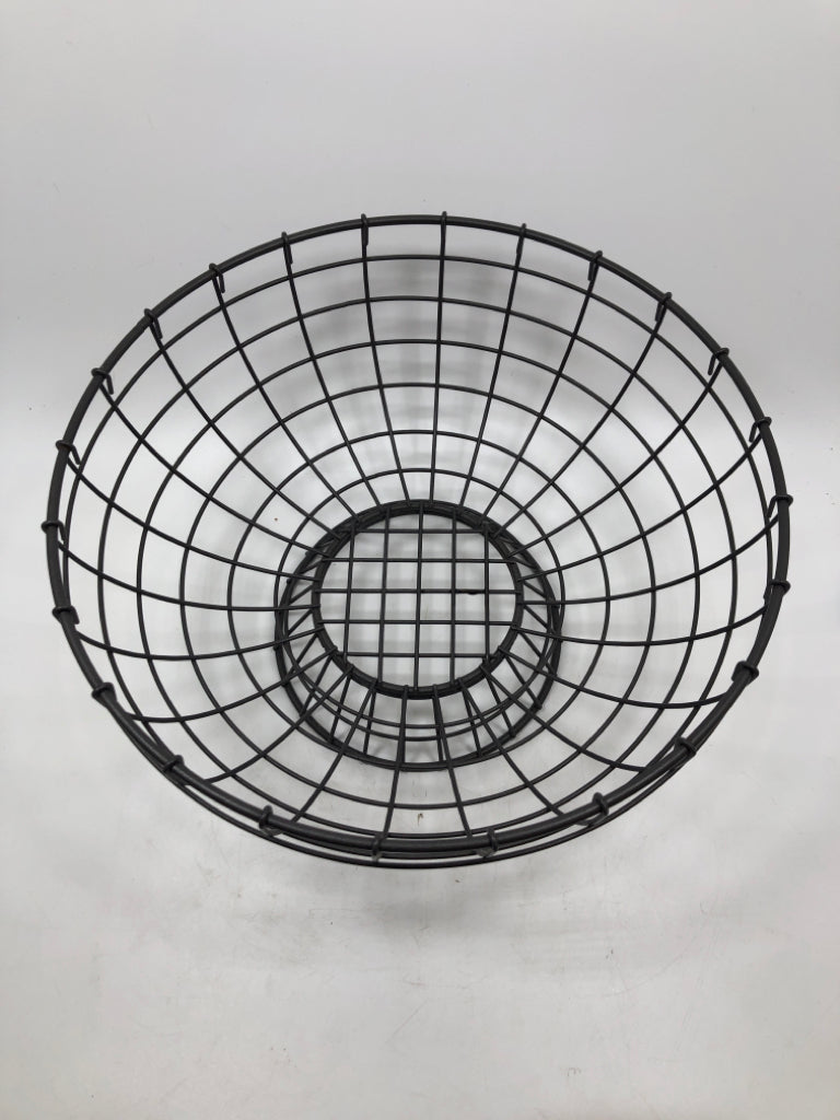 METAL WIRE PEDESTAL FRUIT BASKET.