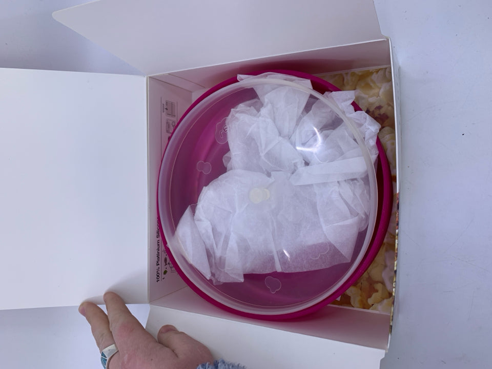 NIP PINK SILICONE COLLAPSIBLE MICROWAVE POPCORN MAKER.
