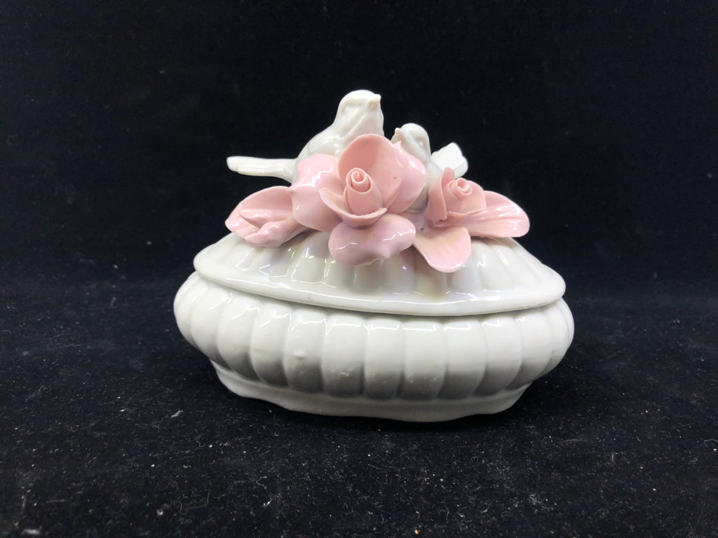 FINE PORCELAIN WHITE TRINKET BOX W/REMOVABLE COVER 2 BIRDS AND PINK FLOWERS.