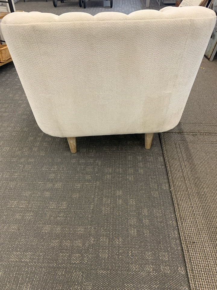 WHITE FABRIC SQUARE SHAPED CHAIR.