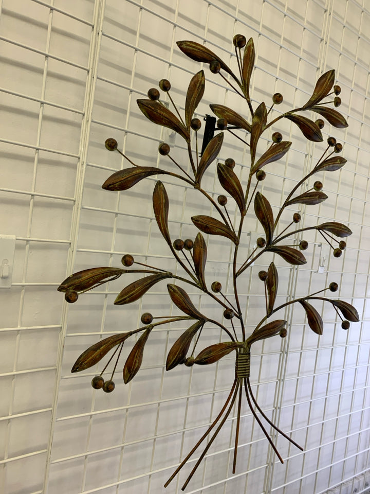 METAL GREEN RUST COLORED BUNDLED LEAF WALL HANGING.