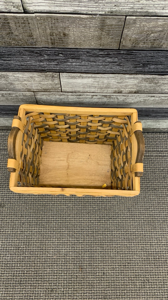 2-TONED WOVEN BASKET W/WOODEN HANDLES.