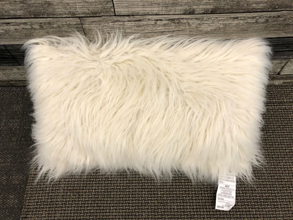 RECTANGLE WHITE FRINGE PILLOW.