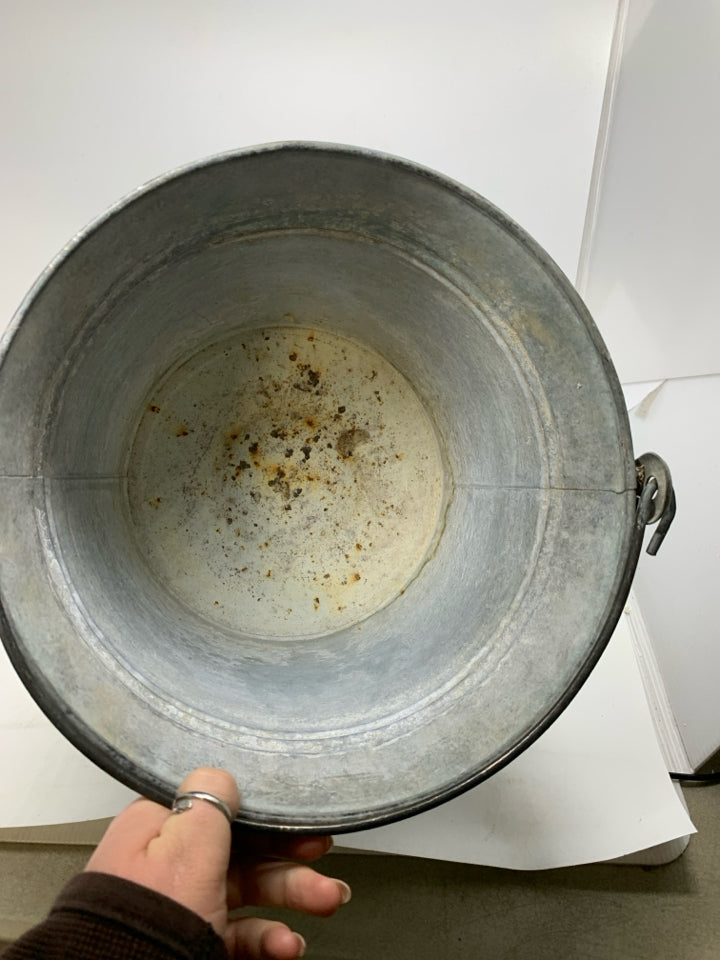 VTG METAL BUCKET.