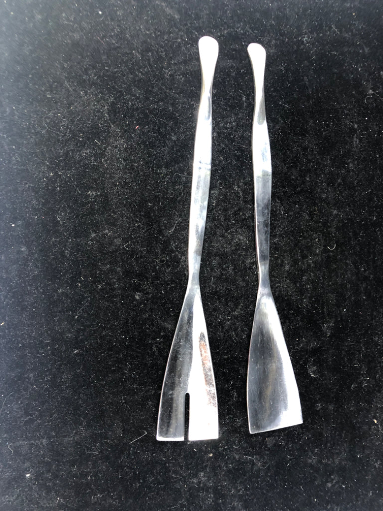 2 SILVER METAL SERVING SPOONS.