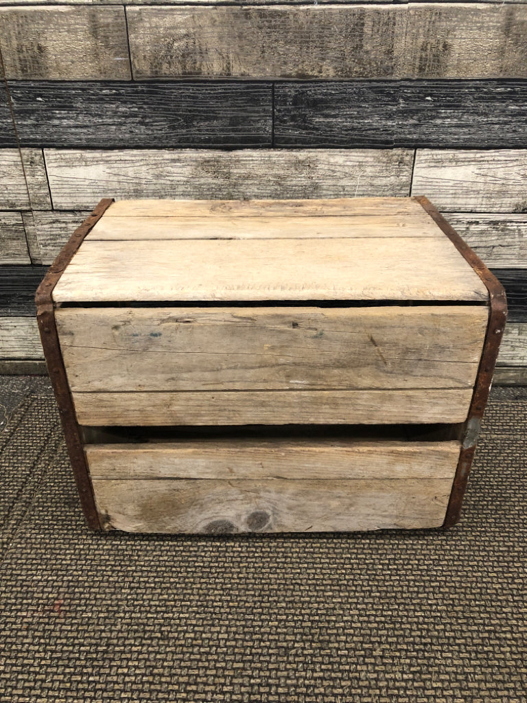 VTG "HP HOOD & SONS" METAL & WOOD CRATE.