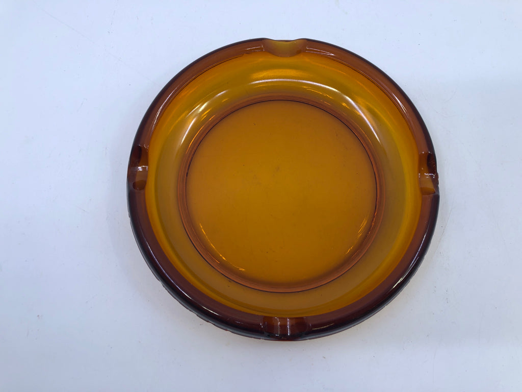 VTG AMBER GLASS ASH TRAY.