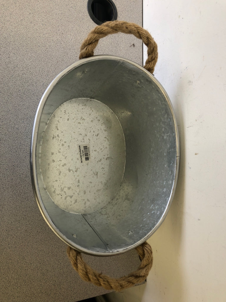 GALVANIZED METAL TUB W ROPE HANDLES.