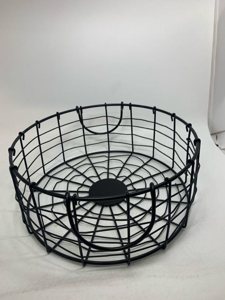 METAL CIRCLE BASKET W/ HANDLES.
