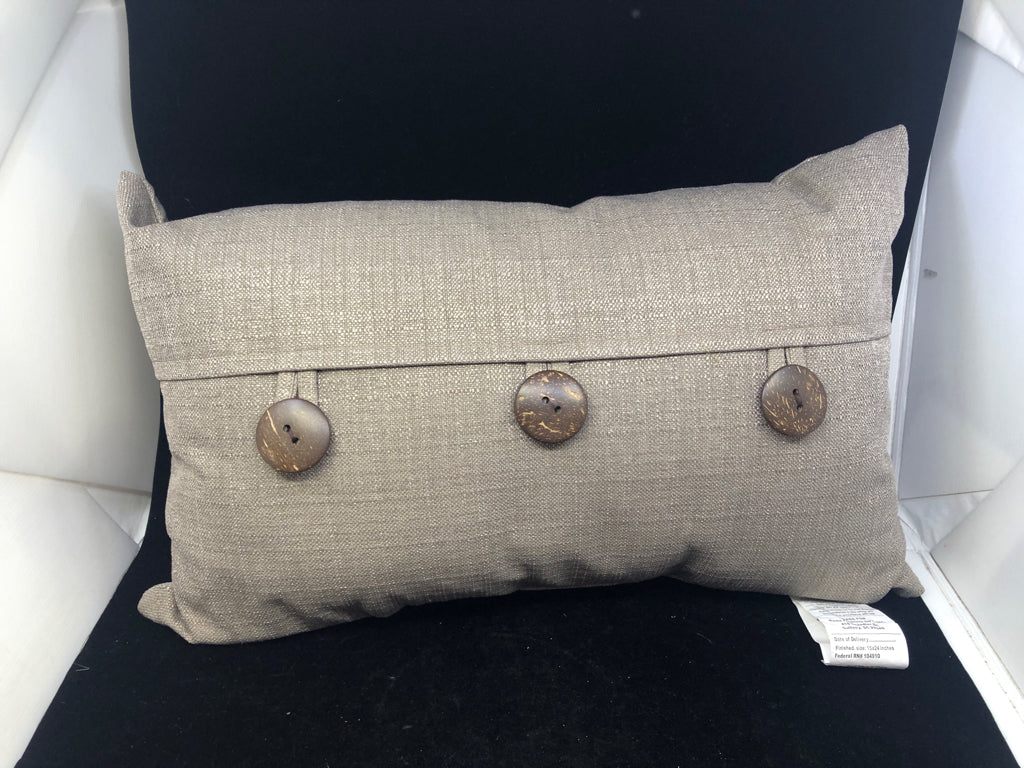 GREY RECTANGLE PILLOW W BUTTONS.