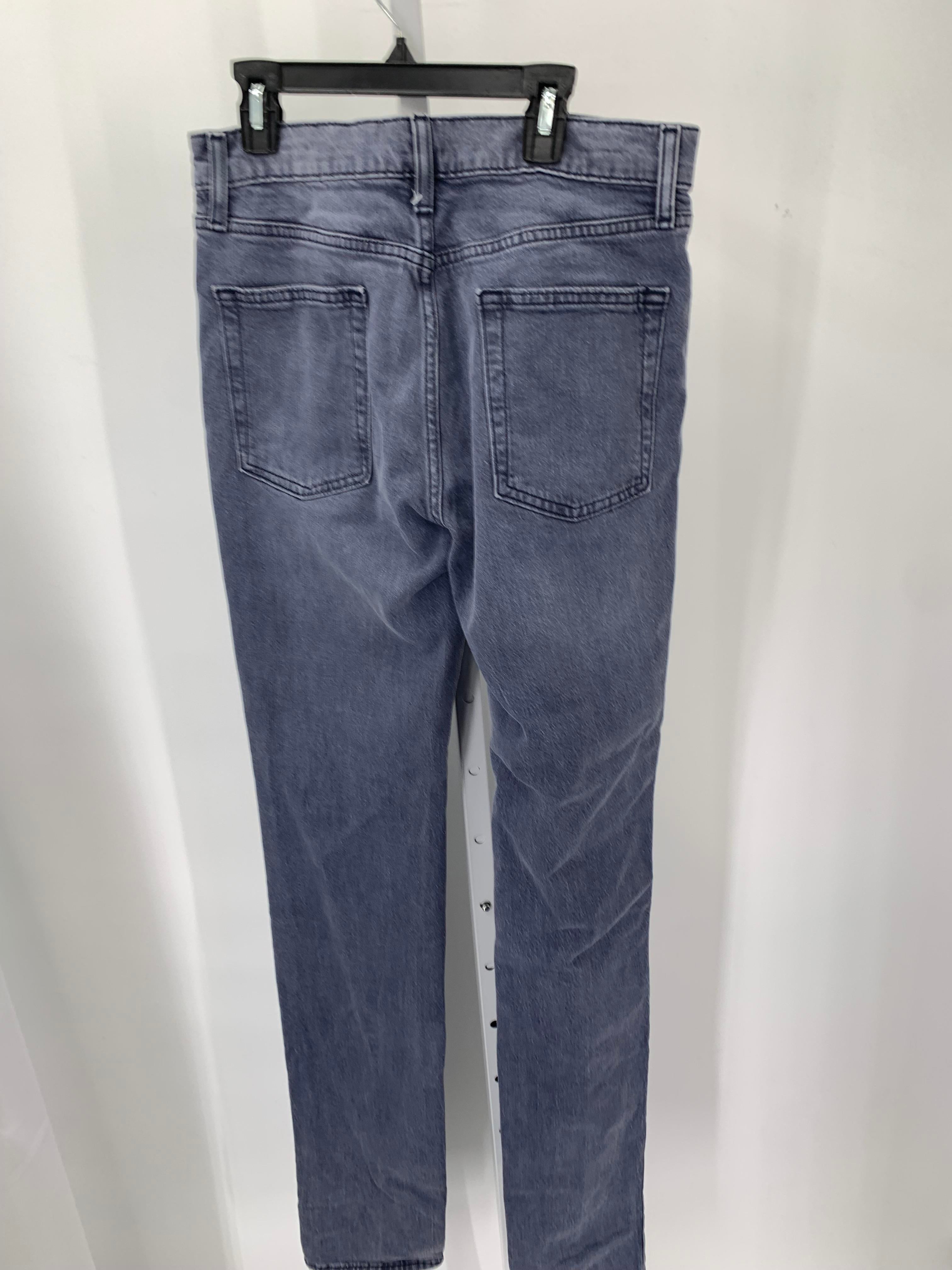 SLIM FIT JEANS.