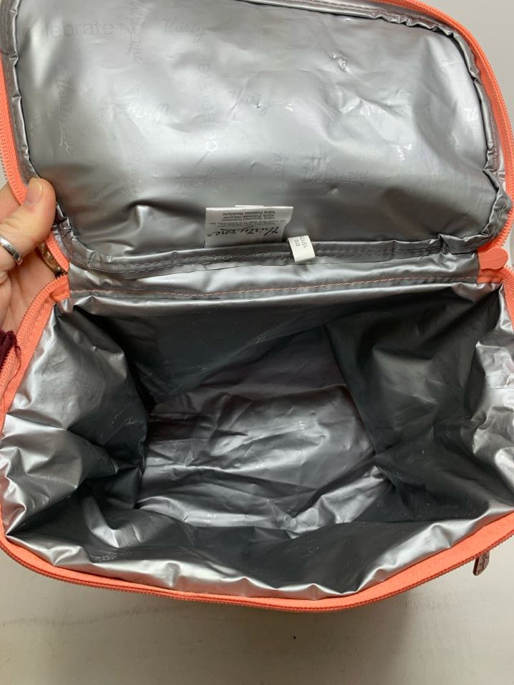 THIRTY-ONE WHITE LUNCH BOX W/ PEACH DETAILS.