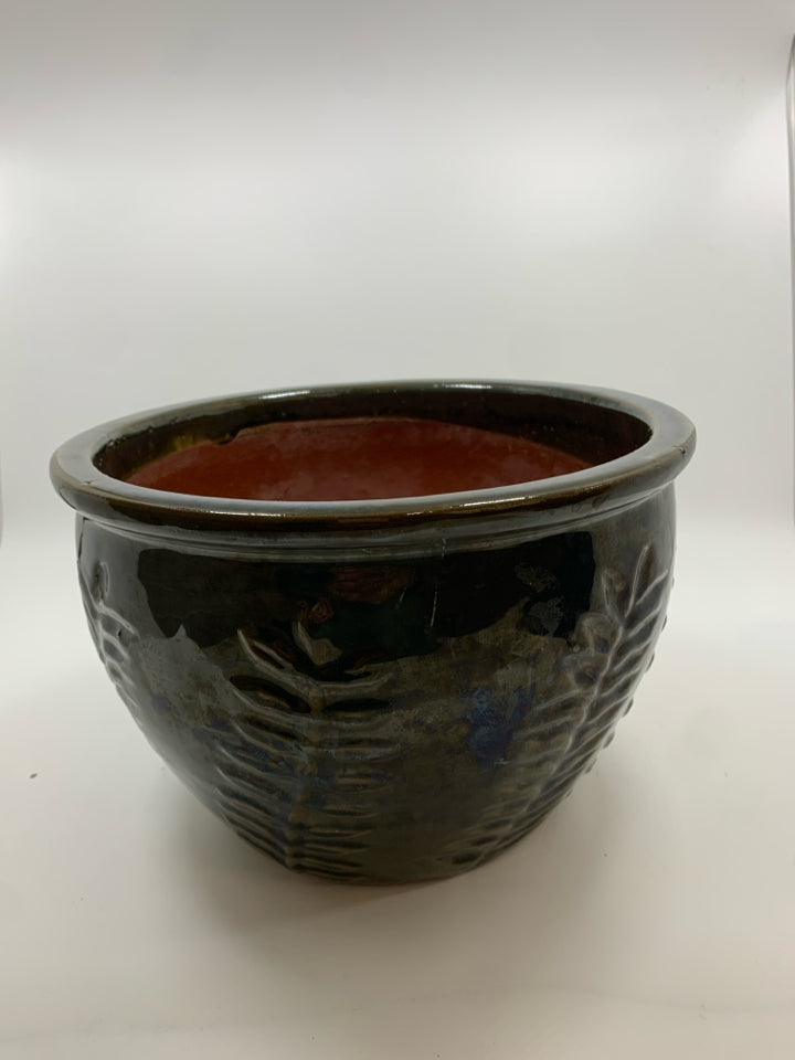 LEAF EMBOSSED POTTERY PLANTER.