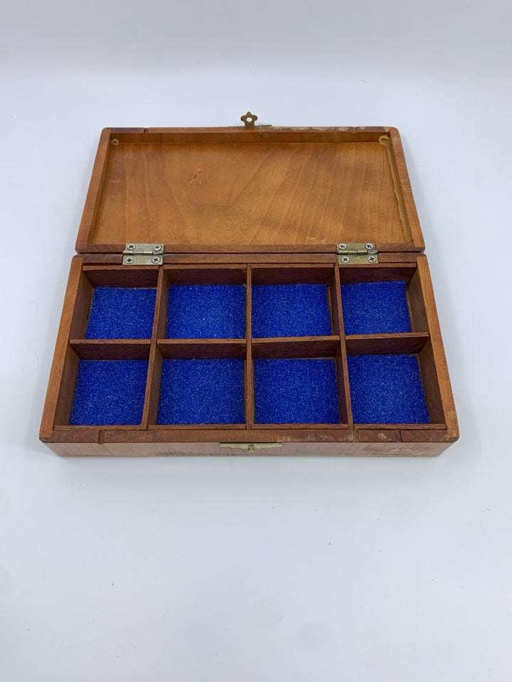 OAK WOOD DIVIDED JEWELRY BOX.