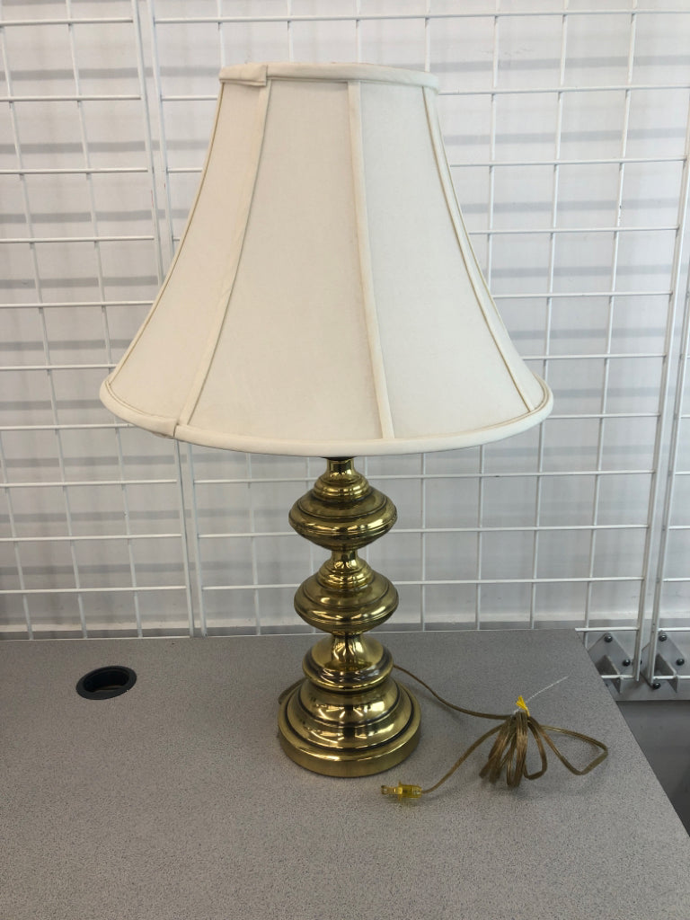 MULTI-TIERED BRASS TABLE LAMP W/WHITE DRUM SHADE.