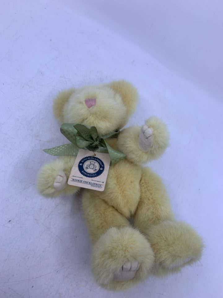 LIGHT YELLOW BEAR W/ GREEN BOW BOYDS BEAR.