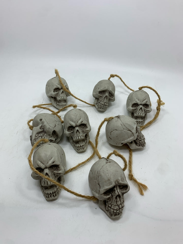 HALLOWEEN SKULL GARLAND W/TWINE ROPE.