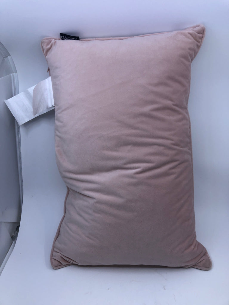RECTANGLE PINK VELOUR PILLOW.