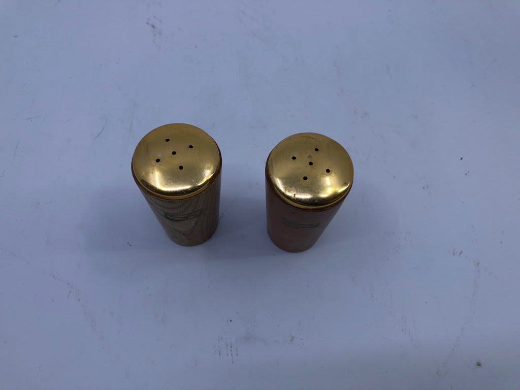 WOOD S/P SHAKERS W/ GOLD TOPS.