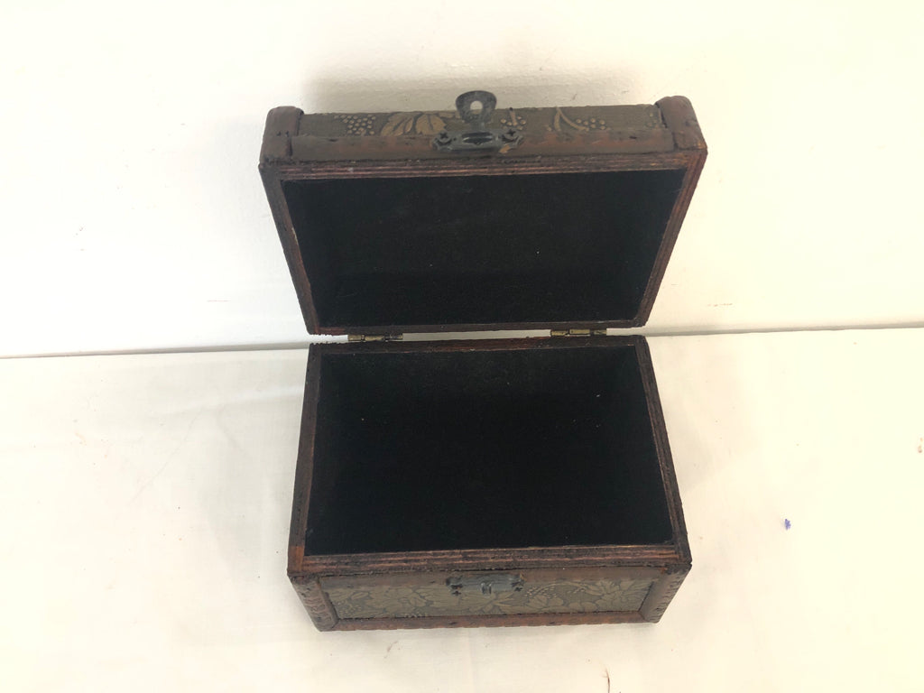 TRIPLE EMBOSSED STORAGE CUBES IN SHELF.