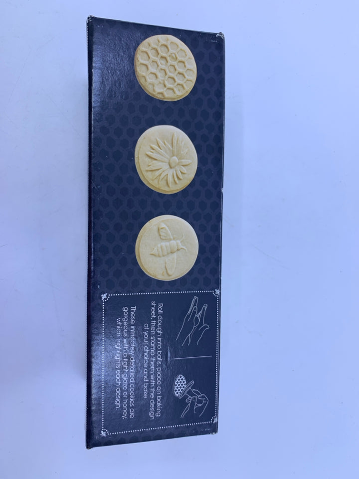 3 NEW HONEY BEE COOKIE STAMPS W/ WOOD HANDLES IN BOX.