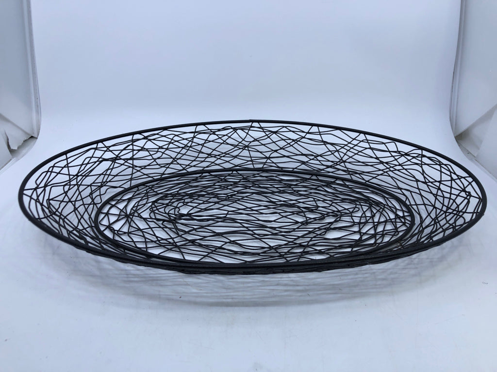 OVAL BLACK THIN SPAGHETTI METAL SERVING TRAY.
