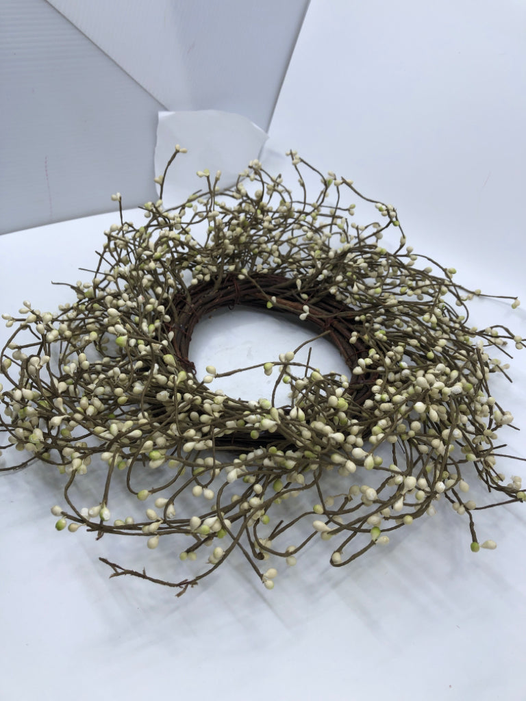 WHITE PIPBERRY WREATH.