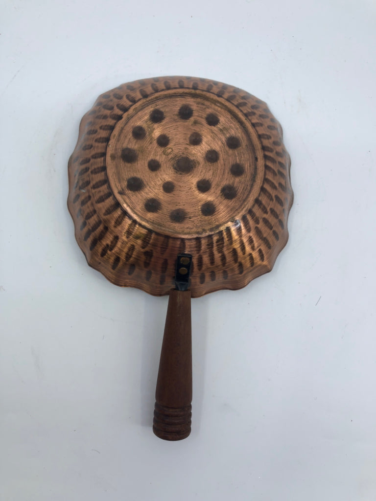 VTG COPPER DISH W WOOD HANDLE.